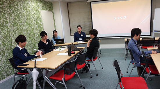 会議室で議論している様子の写真