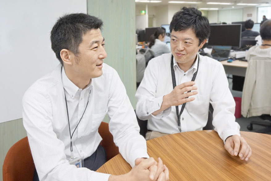 写真:MさんとO.T.さんが丸テーブルで隣り合って会話している