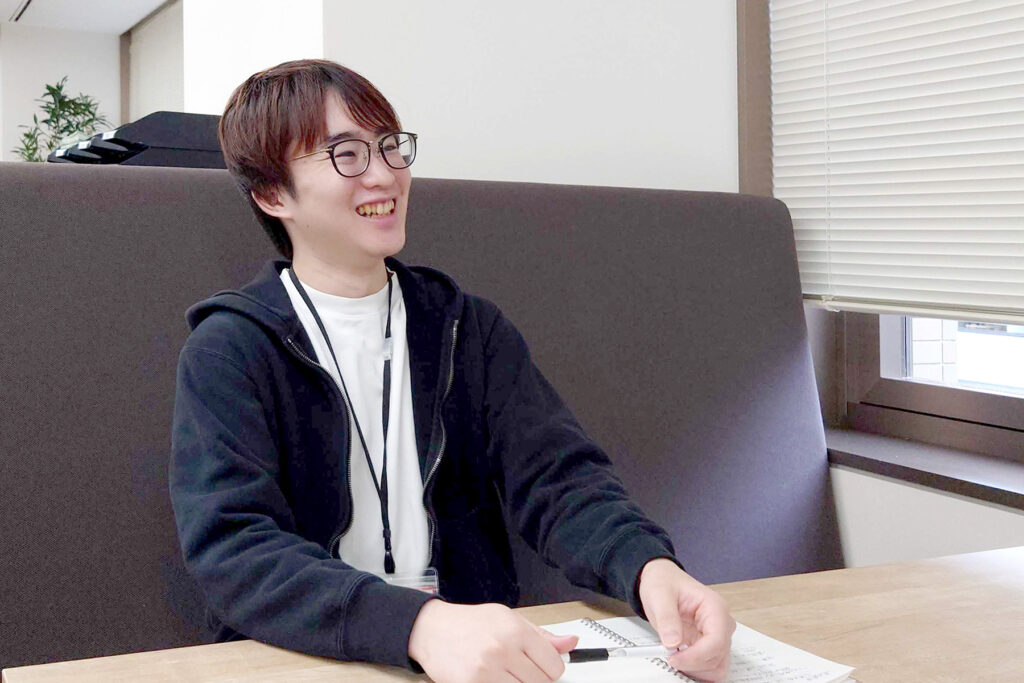 写真:ソファに座り、談笑するY.C.さん