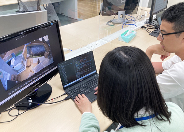 写真:PCで作業する学生たち