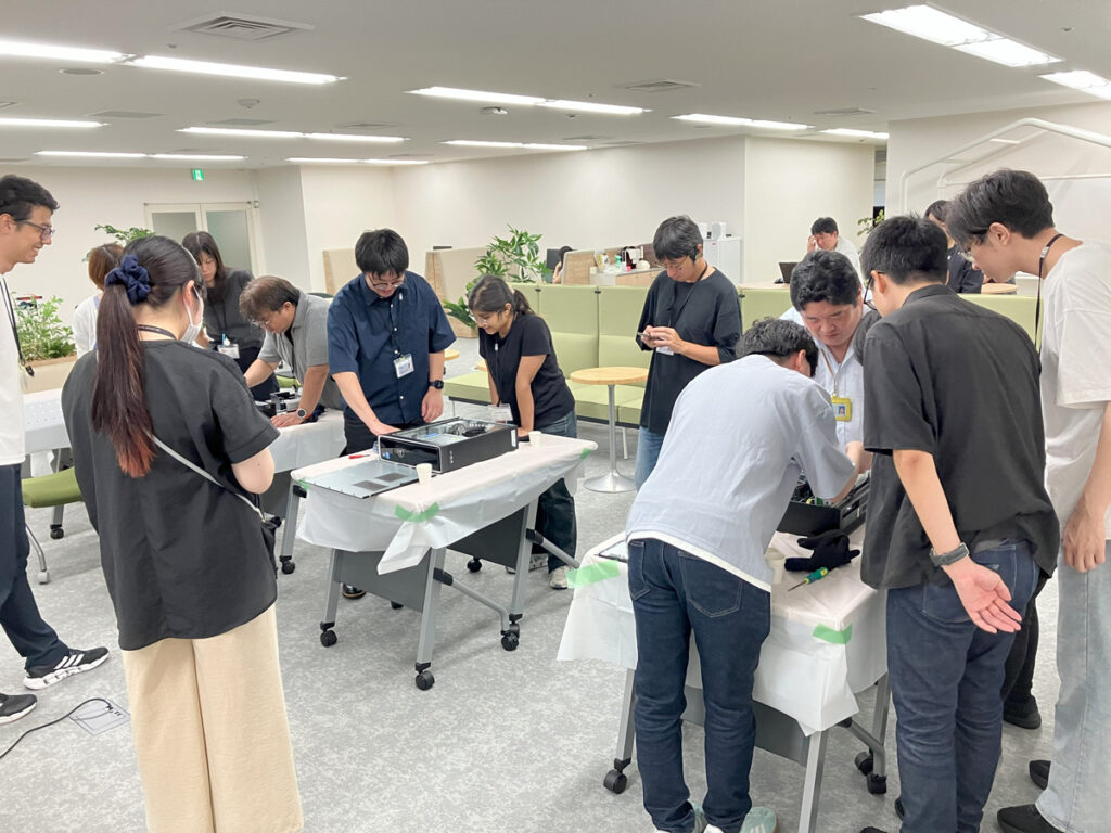 仕事道具を分解してみた 社内ワークショップでPC解体に挑戦！ | 株式