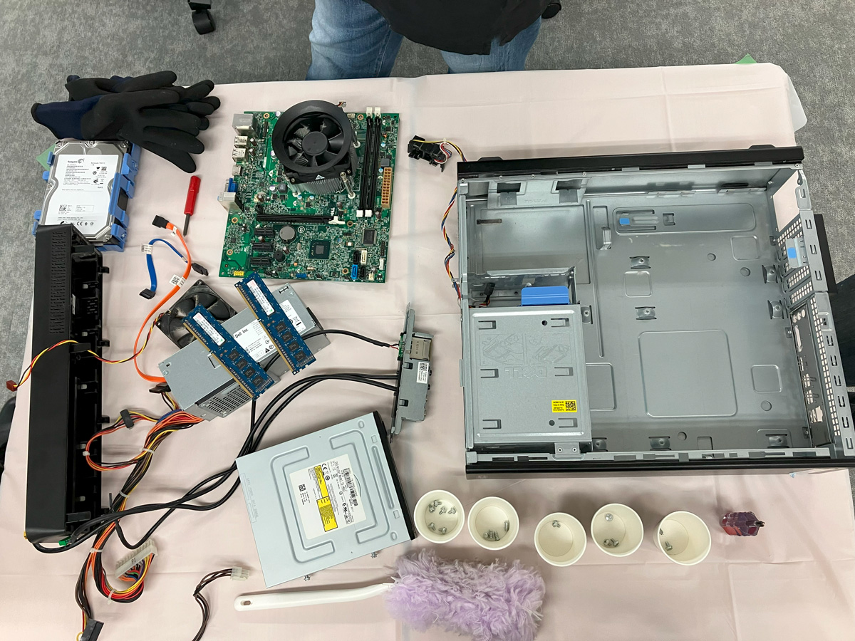 仕事道具を分解してみた 社内ワークショップでPC解体に挑戦！ | 株式
