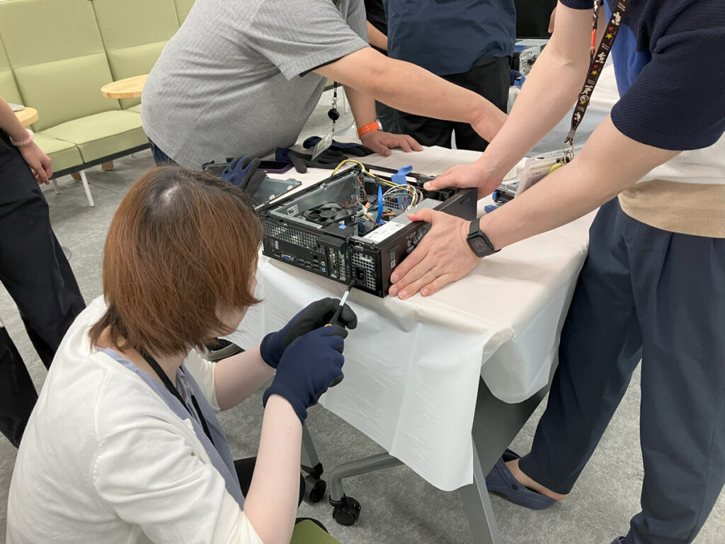 仕事道具を分解してみた 社内ワークショップでPC解体に挑戦！ | 株式