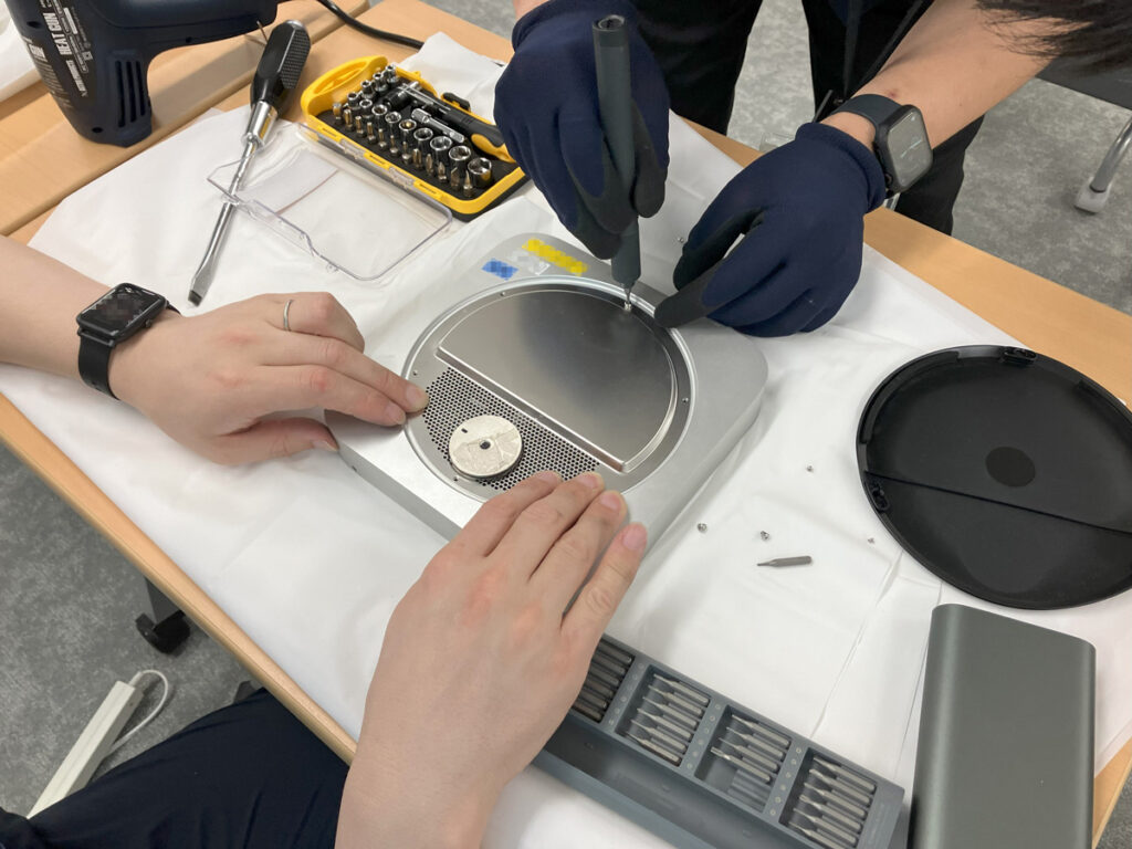 仕事道具を分解してみた 社内ワークショップでPC解体に挑戦！ | 株式